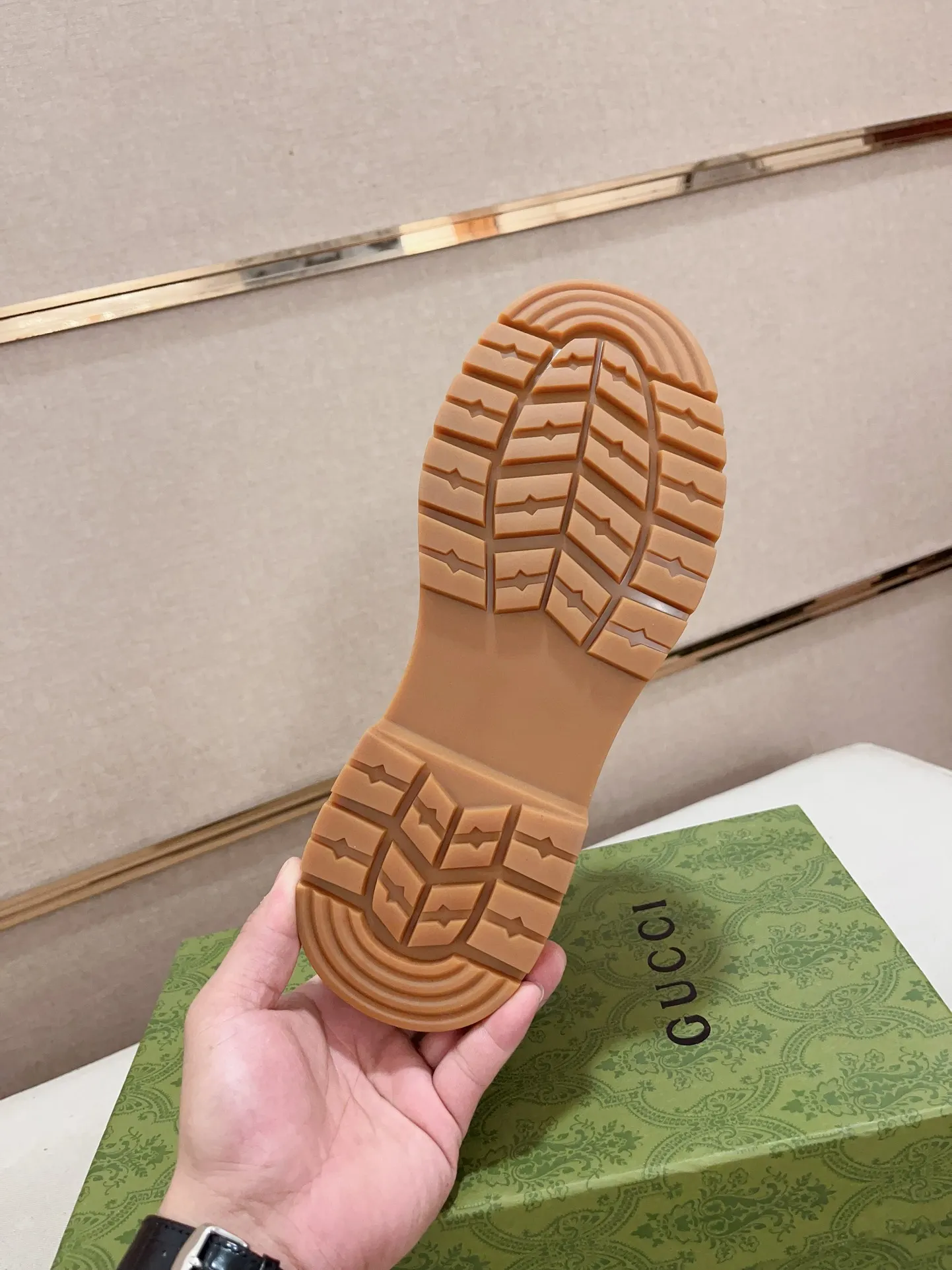 Men's shoes 💰 440💰 (can be made without standard supply platform) high-quality new high-top GUCCI (Gucci) counters are launched simultaneously, new men's shoes, 😘fabrics are selected from imported cowhide, lining: plush lining. 👍🏿 High-end ☄️ air-cushion molded anti-slip rubber outsole, exquisite lines, simple and elegant, comfortable and high-end for leisure travel. Code number: 38 to 44 (45 can be customized and cannot be returned or exchanged)